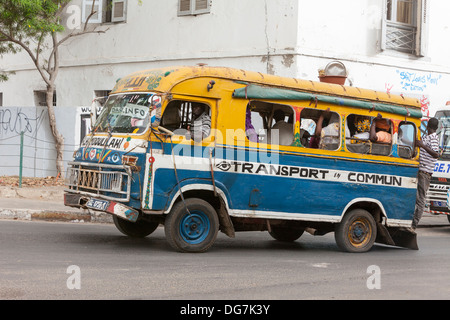 Il Senegal, Saint Louis. Trasporto locale Bus. Foto Stock