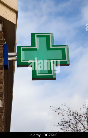 Farmacia Croce Verde NHS logo le strade, negozi e imprese di Airdrie una città nel North Lanarkshire, Scozia. Foto Stock