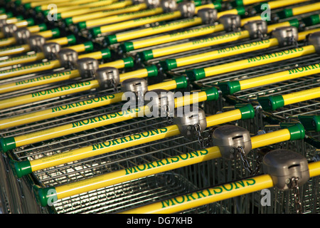 Righe di parcheggiato Morrisons supermercato cesto in filo carrelli, Airdie, Scotland, Regno Unito Foto Stock