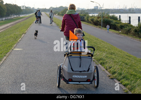 Una madre e il suo giovane figlio su un tour in bicicletta Foto Stock