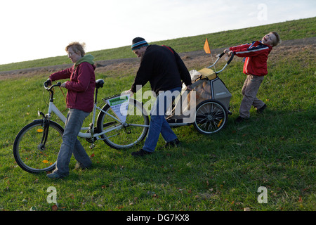 Famiglia tour in bicicletta, Wilhelmsburg, Amburgo, Germania Foto Stock