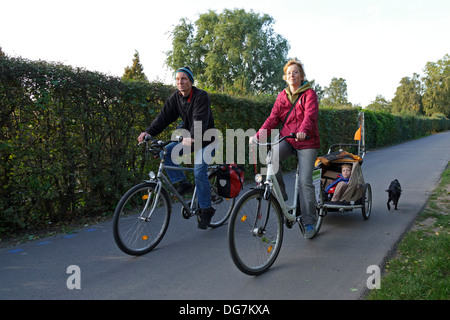 Famiglia tour in bicicletta, Wilhelmsburg, Amburgo, Germania Foto Stock