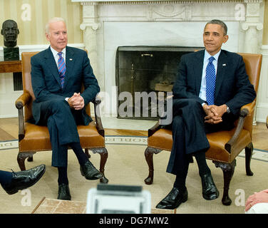 Washington, DC, Stati Uniti d'America. 15 ottobre, 2013. Il Presidente degli Stati Uniti Barack Obama e gli Stati Uniti Vice presidente Joe Biden incontrare con i membri dell'U.S. Casa Leadership democratica. Credito: Ron Sachs / Pool via CNP Foto Stock