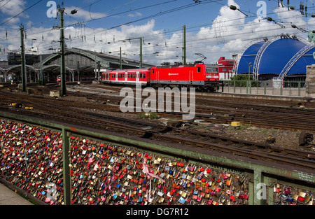 I treni di superficie S-bahn koln hauptbahnhof stazione Colonia Germania Foto Stock
