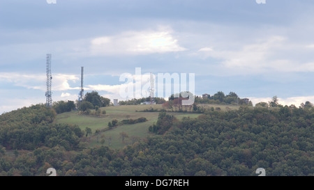 Torri di comunicazioni sulla cima di una collina in SERRAMAZZONI, Italia Foto Stock