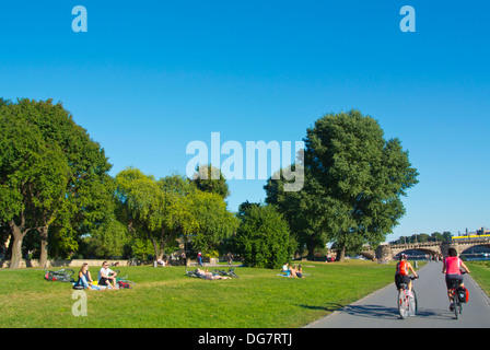 Riverside promenade Neustadt città nuova città di Dresda in Sassonia membro Germania dell Est Europa centrale Foto Stock