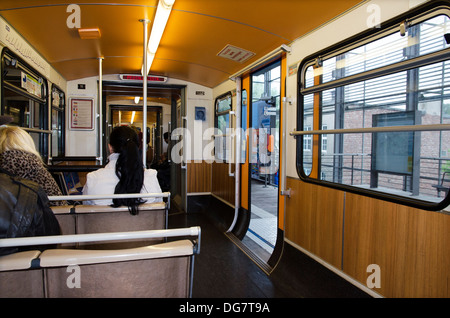 Interno treno passeggeri carrelli,wuppertal schwebebahn,monorotaia,germania Foto Stock