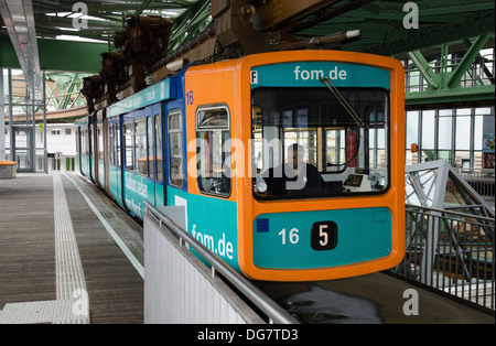 Treni passeggeri carrelli,wuppertal schwebebahn,monorotaia,germania Foto Stock