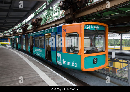 Treni passeggeri carrelli,wuppertal schwebebahn,monorotaia,germania Foto Stock