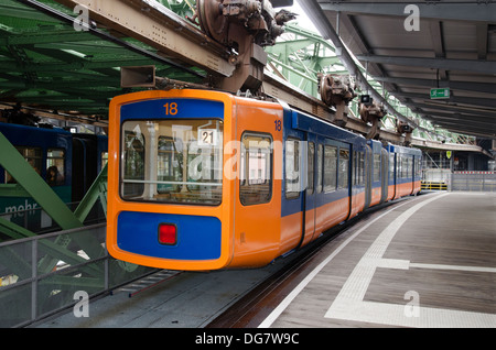 Treni passeggeri carrelli,wuppertal schwebebahn,monorotaia,germania Foto Stock