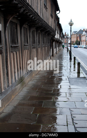 Church Street in condizioni di bagnato, Stratford-upon-Avon, Regno Unito Foto Stock