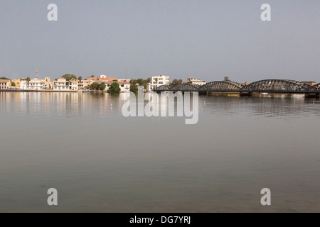 Il Senegal, Saint Louis. Vista dalla terraferma attraverso il fiume Senegal, mostrando Pont Faidherbe, costruito nel 1897. Foto Stock