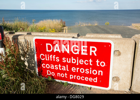 È crollata una strada costiera vicino Skipsea Yorkshires sulla costa est, UK. Foto Stock