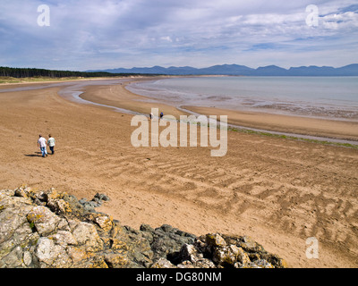 La gente camminare sulla spiaggia di Newborough, Anglesey, Galles del Nord Regno Unito Foto Stock