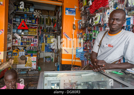 Il Senegal, Saint Louis. Negoziante la vendita di pezzi di ricambio auto in autobus e la stazione dei taxi. Foto Stock