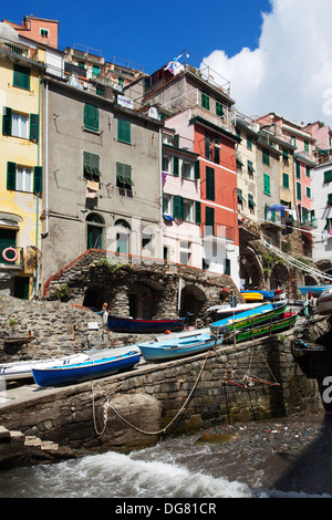 Imbarcazioni presso il porto di Riomaggiore Cinque Terre Liguria Italia Foto Stock