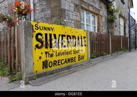 Il vecchio segno a Silverdale Stazione ferroviaria dicendo ' Sunny Silverdale più belle Spot su Morecambe Bay', LANCASHIRE REGNO UNITO Foto Stock