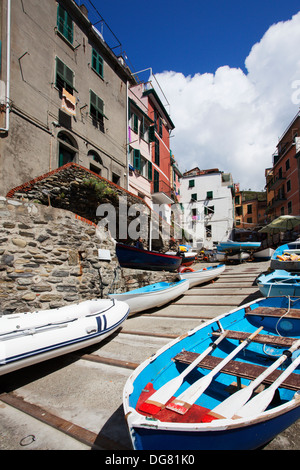 Barche in uno scalo al porto di Riomaggiore Cinque Terre Liguria Italia Foto Stock
