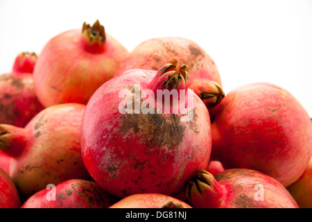 Melograno su sfondo bianco Foto Stock