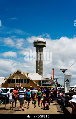 Queens Wharf Tower e i visitatori in Australia il giorno. Foto Stock