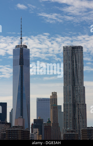 Libertà di costruzione della torre e di Gehry Tower nel centro di Manhattan come si vede da tutta la East River a Brooklyn, NY, STATI UNITI D'AMERICA. Foto Stock