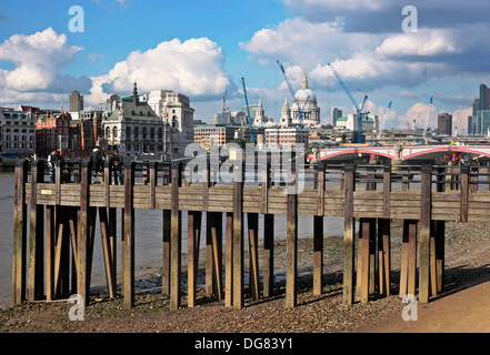 Pontile in legno del molo sul fiume Tamigi St Pauls in background sullo skyline di Londra Foto Stock