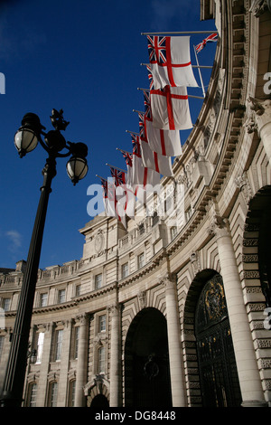 Admiralty Arch London Royal Navy Ensign appeso bandiere e una strada lampada sinistra di shot Foto Stock