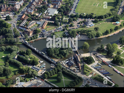 Una panoramica del fiume Avon che corre attraverso il Warwickshire città di Stratford-upon-Avon Foto Stock