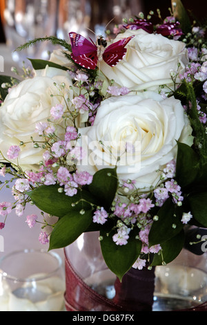 Centro tavola floreale di rose di valanghe e rosa gypsophila Foto Stock