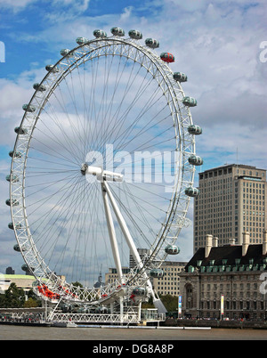EDF London eye ruota panoramica Ferris fiume Tamigi daylight London Blue Skies nuvole Foto Stock