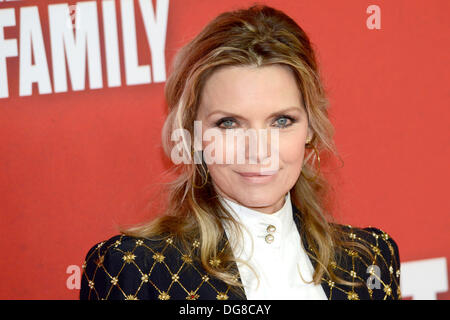 Berlino, Germania. Il 15 ottobre 2013. Michelle Pfeiffer assiste la premiere di 'Malavita" di Berlino. © dpa picture alliance/Alamy Live News Foto Stock