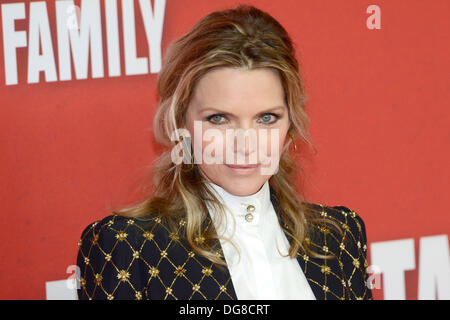 Berlino, Germania. Il 15 ottobre 2013. Michelle Pfeiffer assiste la premiere di 'Malavita" di Berlino. © dpa picture alliance/Alamy Live News Foto Stock