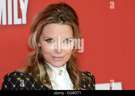 Berlino, Germania. Il 15 ottobre 2013. Michelle Pfeiffer assiste la premiere di 'Malavita" di Berlino. © dpa picture alliance/Alamy Live News Foto Stock