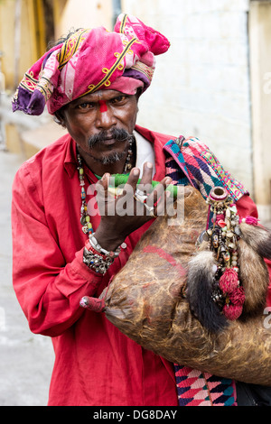 Uomo indiano suonatore ambulante / Riproduzione di un tipo indiano cornamuse. Puttaparthi, Andhra Pradesh, India Foto Stock