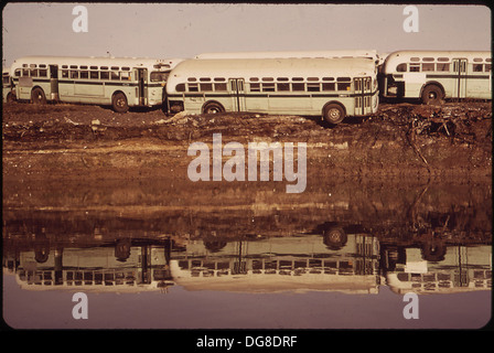 Erosione della banca possono provocare questi vecchi autobus a cadere in GWYNNS Falls, a poche centinaia di yard dal GWYNNS... 546927 Foto Stock