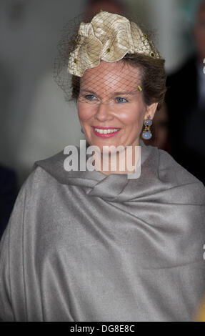 Gent, Belgio. Il 16 ottobre 2013. Regina Mathilde del Belgio nella foto durante la "voce gioiosa - Blijde Intrede - Joyeuse Entree" del re Philippe e Regina Mathilde per presentarsi al pubblico in diverse capitali provinciali, oggi a Gent, mercoledì 16 ottobre 2013 Foto: Albert Nieboer/dpa/Alamy Live News Foto Stock