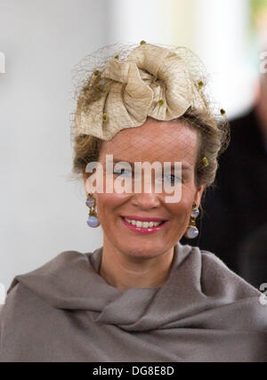 Gent, Belgio. Il 16 ottobre 2013. Regina Mathilde del Belgio nella foto durante la "voce gioiosa - Blijde Intrede - Joyeuse Entree" del re Philippe e Regina Mathilde per presentarsi al pubblico in diverse capitali provinciali, oggi a Gent, mercoledì 16 ottobre 2013 Foto: Albert Nieboer/dpa/Alamy Live News Foto Stock