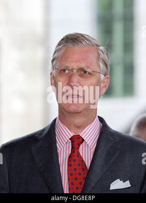 Gent, Belgio. Il 16 ottobre 2013. Re Philippe - Filip del Belgio nella foto durante la "voce gioiosa - Blijde Intrede - Joyeuse Entree" del re Philippe e Regina Mathilde per presentarsi al pubblico in diverse capitali provinciali, oggi a Gent, mercoledì 16 ottobre 2013 Foto: Albert Nieboer/dpa/Alamy Live News Foto Stock