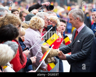 Gent, Belgio. Il 16 ottobre 2013. Re Philippe - Filip del Belgio nella foto durante la "voce gioiosa - Blijde Intrede - Joyeuse Entree" del re Philippe e Regina Mathilde per presentarsi al pubblico in diverse capitali provinciali, oggi a Gent, mercoledì 16 ottobre 2013 Foto: Albert Nieboer/dpa/Alamy Live News Foto Stock