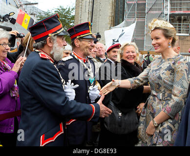 Gent, Belgio. Il 16 ottobre 2013. Regina Mathilde del Belgio nella foto durante la "voce gioiosa - Blijde Intrede - Joyeuse Entree" del re Philippe e Regina Mathilde per presentarsi al pubblico in diverse capitali provinciali, oggi a Gent, mercoledì 16 ottobre 2013 Foto: Albert Nieboer/dpa/Alamy Live News Foto Stock