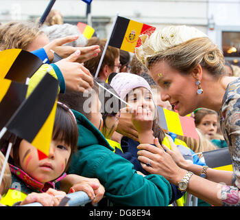 Gent, Belgio. Il 16 ottobre 2013. Regina Mathilde del Belgio nella foto durante la "voce gioiosa - Blijde Intrede - Joyeuse Entree" del re Philippe e Regina Mathilde per presentarsi al pubblico in diverse capitali provinciali, oggi a Gent, mercoledì 16 ottobre 2013 Foto: Albert Nieboer/dpa/Alamy Live News Foto Stock