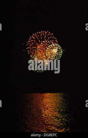 Fuochi d'artificio sul lago Michigan a Navy Pier Foto Stock