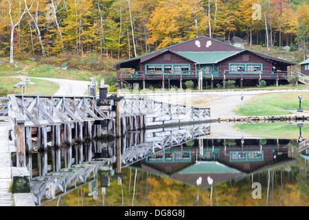 La riflessione della diga lungo il fiume Saco presso la casa di Willey sito storico nelle White Mountains, New Hampshire USA Foto Stock
