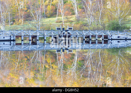 La riflessione della diga lungo il fiume Saco presso la casa di Willey sito storico nelle White Mountains, New Hampshire USA Foto Stock