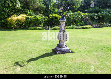 La meridiana, una forma di orrery, impostare su un marmo piedistallo di delfini nella Parade Gardens, bagno, UK. Foto Stock