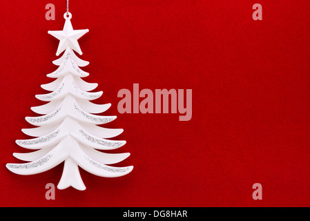 Albero di natale su uno sfondo di velluto rosso carta Foto Stock