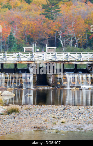 La riflessione della diga lungo il fiume Saco presso la casa di Willey sito storico nelle White Mountains, New Hampshire USA Foto Stock