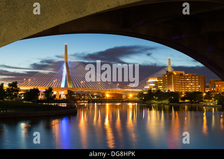 Leonard P. Zakim Bunker Hill Memorial Bridge (Ponte Zakim) e Charles River, Boston, Massachusetts, STATI UNITI D'AMERICA Foto Stock