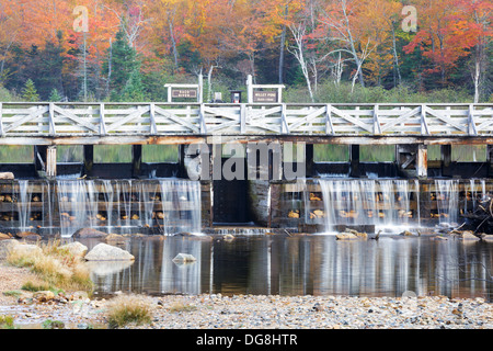 La riflessione della diga lungo il fiume Saco presso la casa di Willey sito storico nelle White Mountains, New Hampshire USA Foto Stock