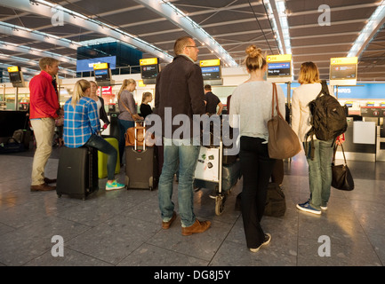 La gente in coda al momento del check in, il Terminal 5 di Heathrow Airport London REGNO UNITO Foto Stock